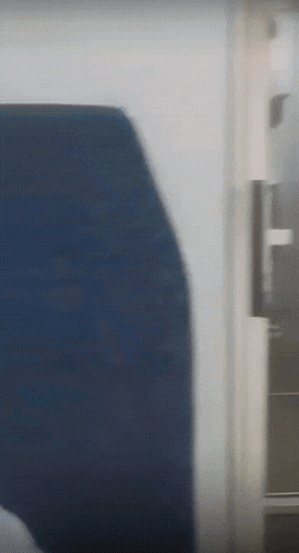 百年难遇的事情，被几位美女给撞上了！一位女乘客发视频称：自己跟朋友坐火车经过山