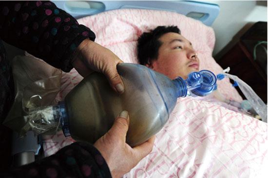 2006年，浙江一小伙因车祸永久丧失了自主呼吸功能，父母多年来捏皮球5000万次