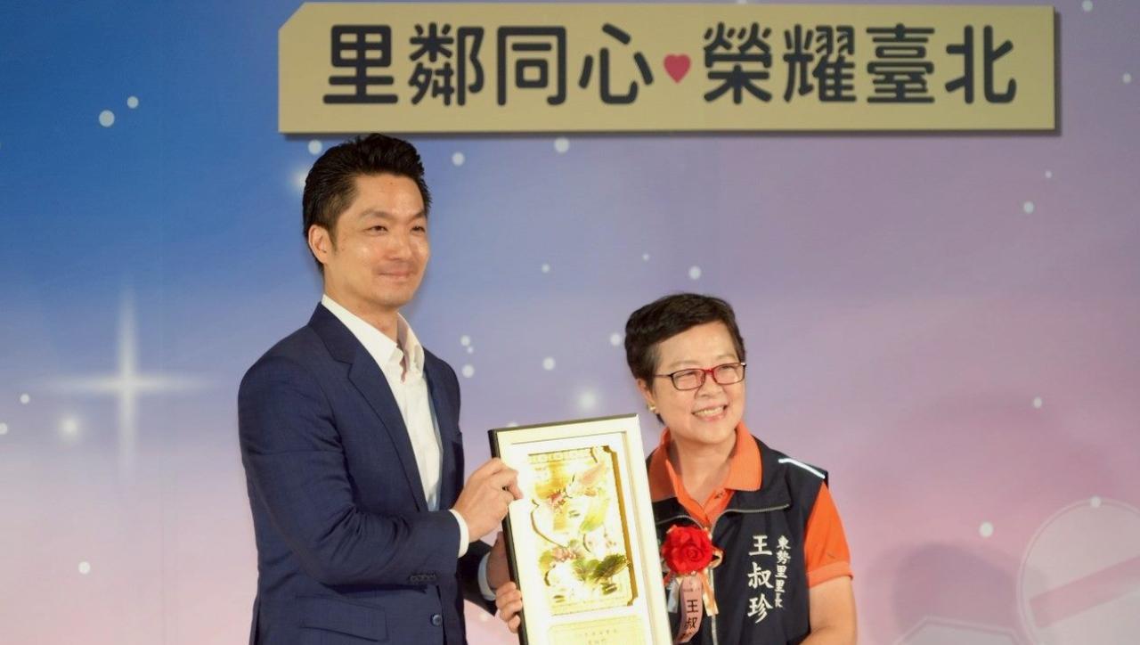 中国台湾省，蒋经国的孙儿蒋万安，参加台北市民政团队联合颁奖典礼。时间是6月27