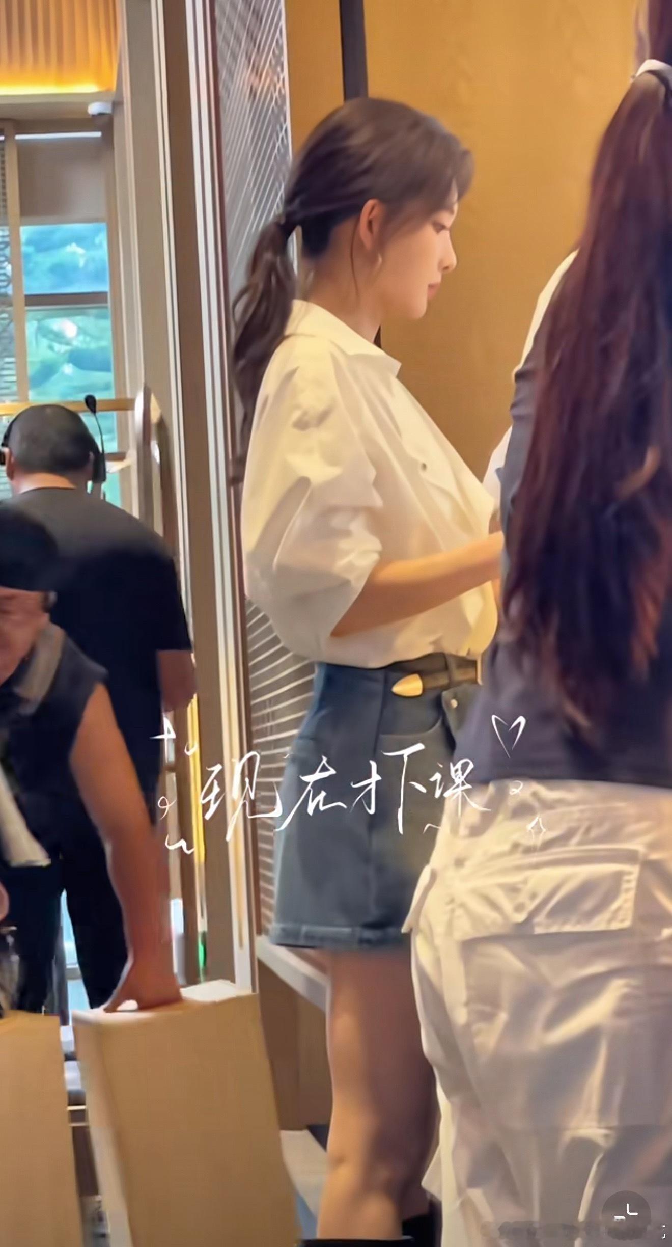 捞一下冰淇淋店里遇到一个美女，不敢去问联系方式​​​
