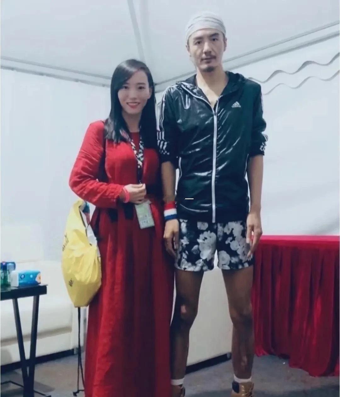 第一次见到大明星，没想到真人比电视上更高大威猛