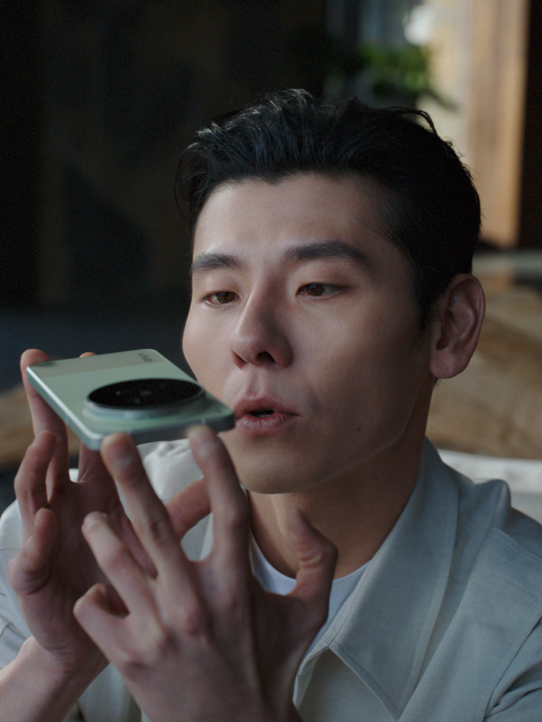 我说这个vivoX300Ultra专业V单的摄影师套装真帅吧。背着这个跟背