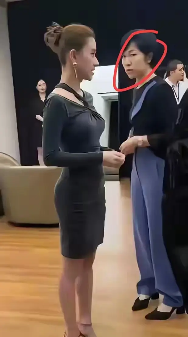 瞪啥？不就是嫉妒身材比你好吗？