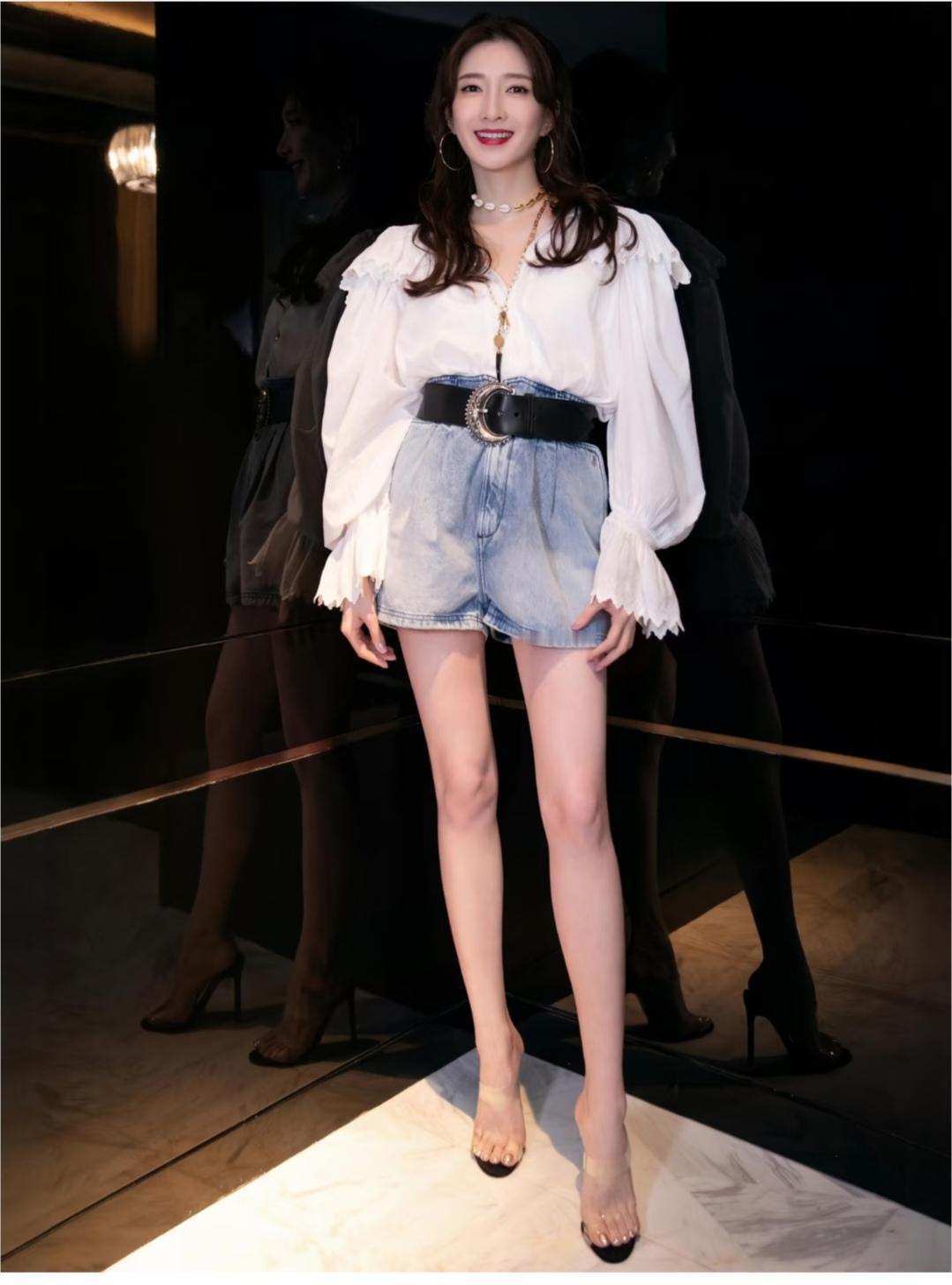 江疏影，皮肤白，脸蛋美，腿细长，脚丫子好看。。。。。