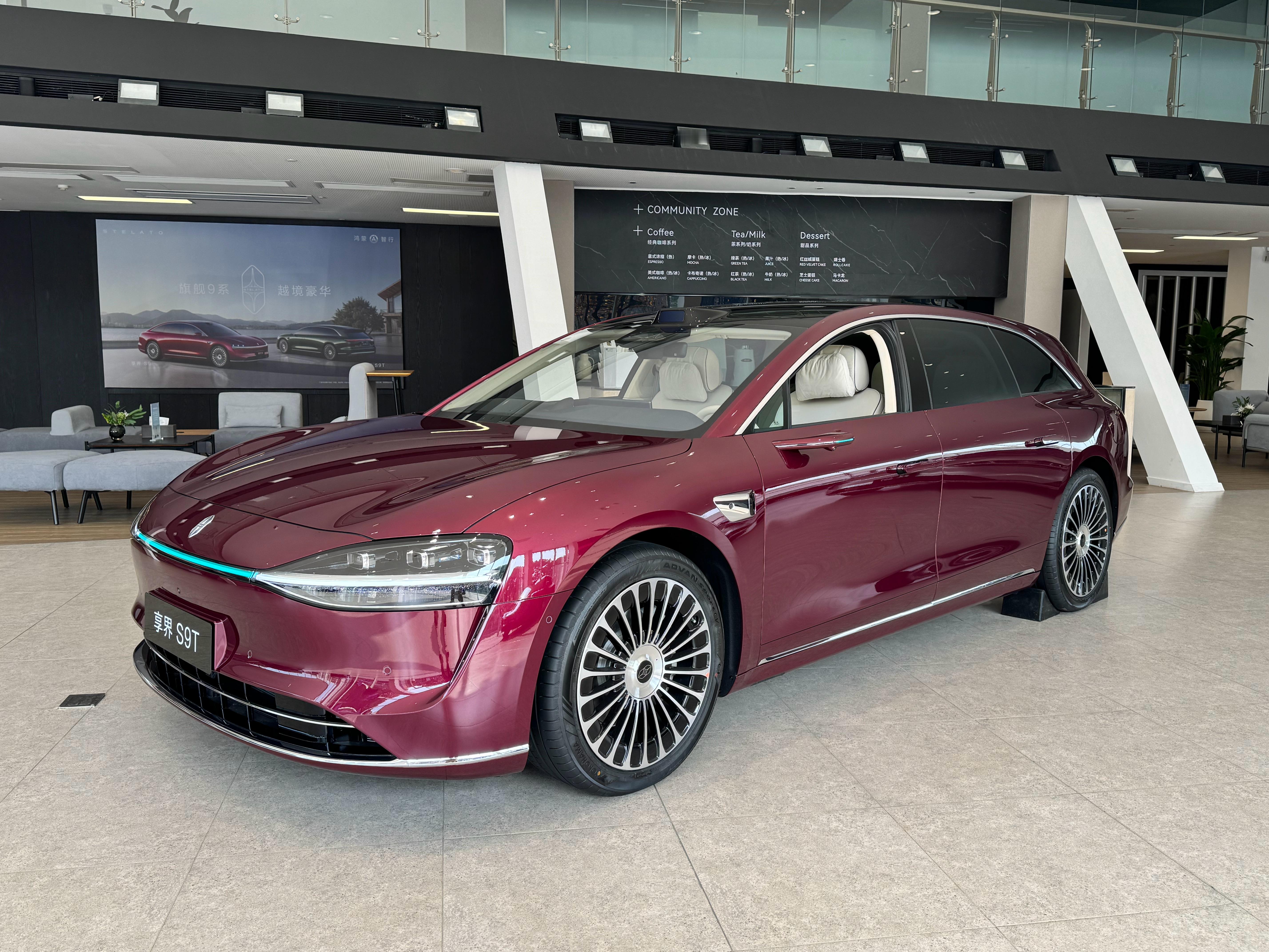 享界S9T，30.98万起，作为一台旅行版本的车，空间表现绝对没得说，后备箱也是