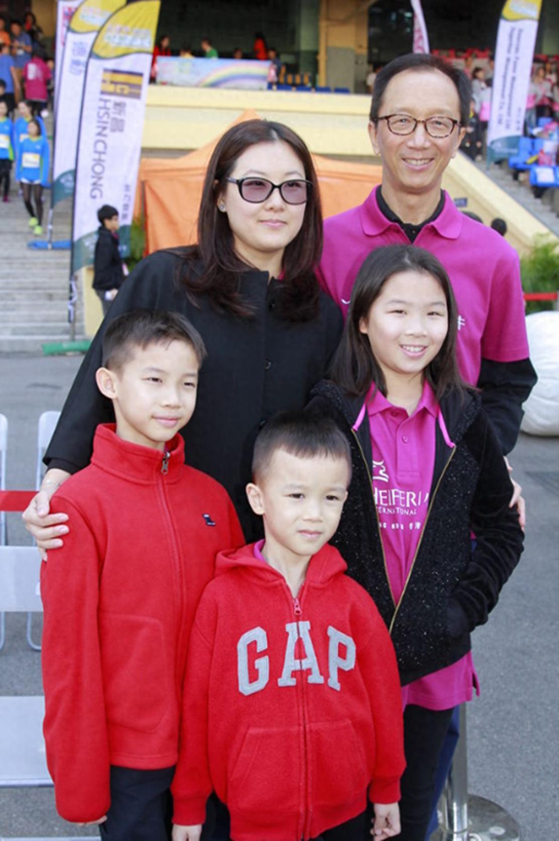 伏明霞一家五口参加晚宴，48岁的她完全富婆样，23岁大女儿好漂亮8月13日，