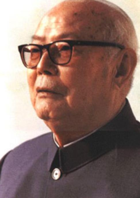 1978年，叶帅连夜紧急叫来华国锋，并低声告诉他，必须要顺应新的形势了，出人意料