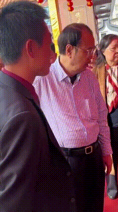 香港江源集团董事长吴镇明回乡办祠堂落成喜宴，现场对乡亲和工作人员大方派红包、豪爽