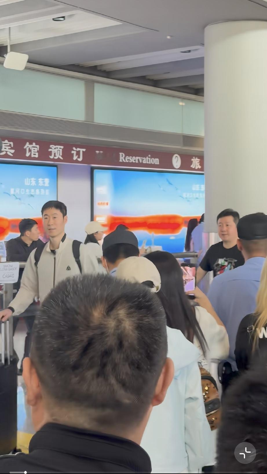 5月12日，王励勤回到了北京机场，向来严肃的他居然笑成那样，只是他穿了浅色衣服没