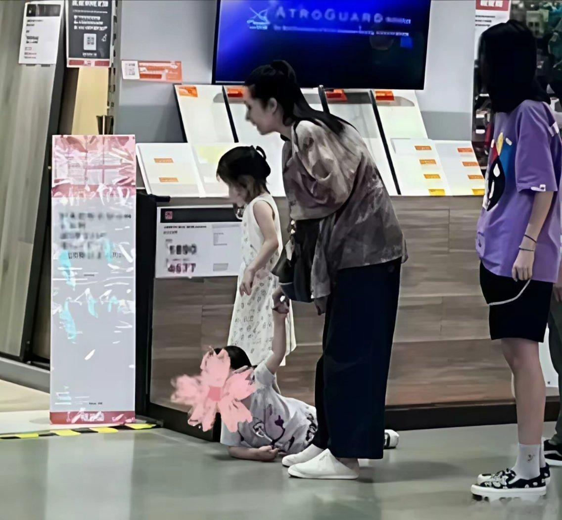 我闺蜜看了郭碧婷带小孩逛街的视频跟我说郭碧婷她很难和向佐离婚不是因为她舍不得豪门