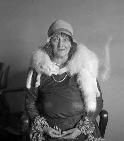 1922年，少妇将17岁的男孩藏进自家阁楼，整整十年，每日都在为爱痴狂，她