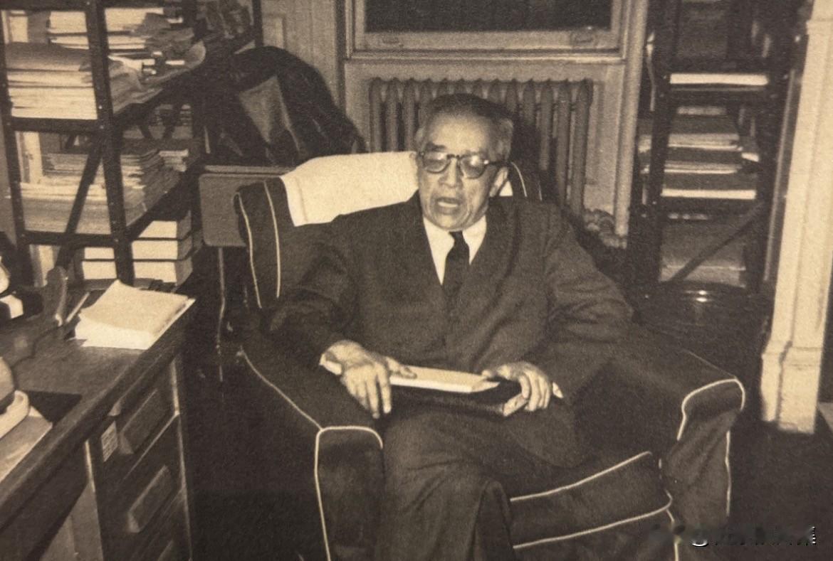 1958年，胡适在哥伦比亚大学接受口述历史访问录音时的照片，当初的录音是中英双语