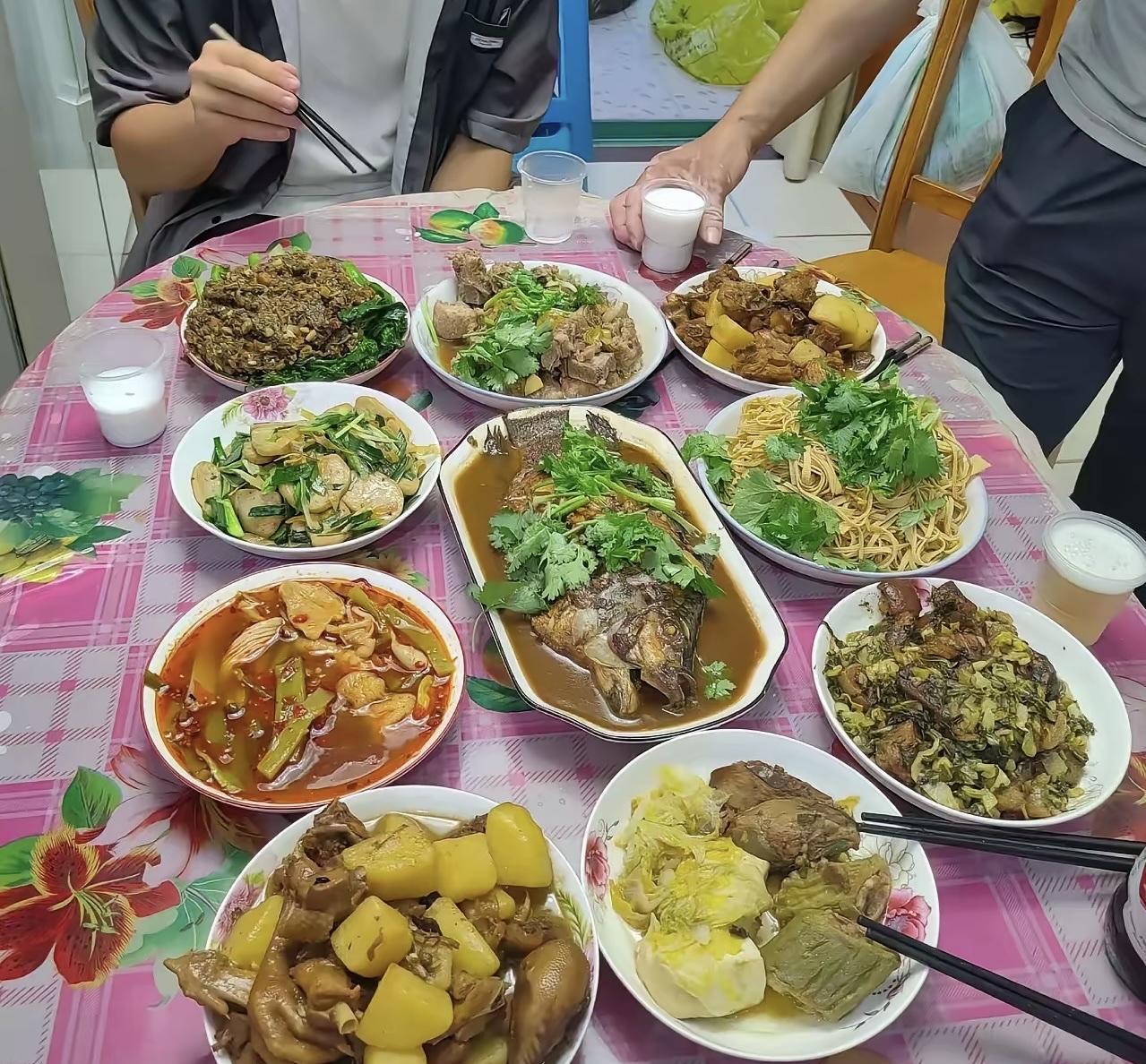 一桌菜引发大讨论，到底哪的菜系？山东网友说：绝对不是山东菜，山东人不会把鸡与土