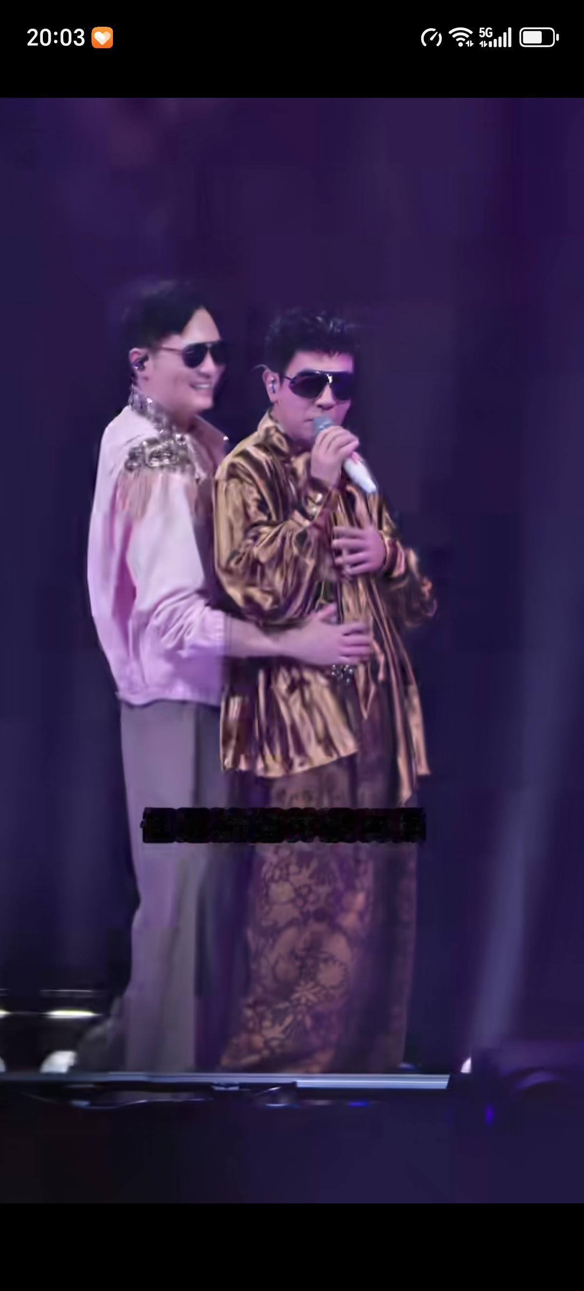 张智霖和陈小春俩人真的太甜了，浓重的CP感扑面而来。张智霖在舞台上非常自然的揽住