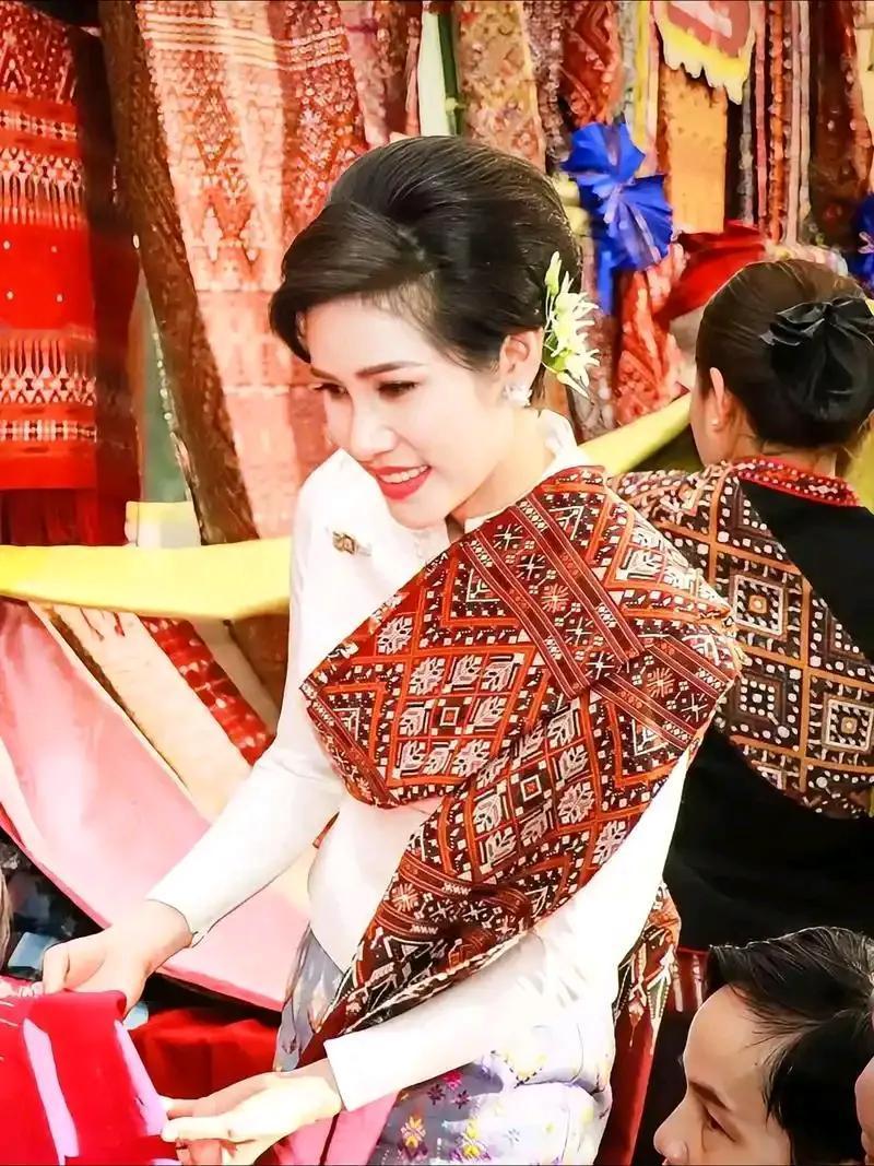 苏提达闹心的日子来了。看来泰王玛哈还是旧情难忘，诗妮娜光速回归。诗妮娜生