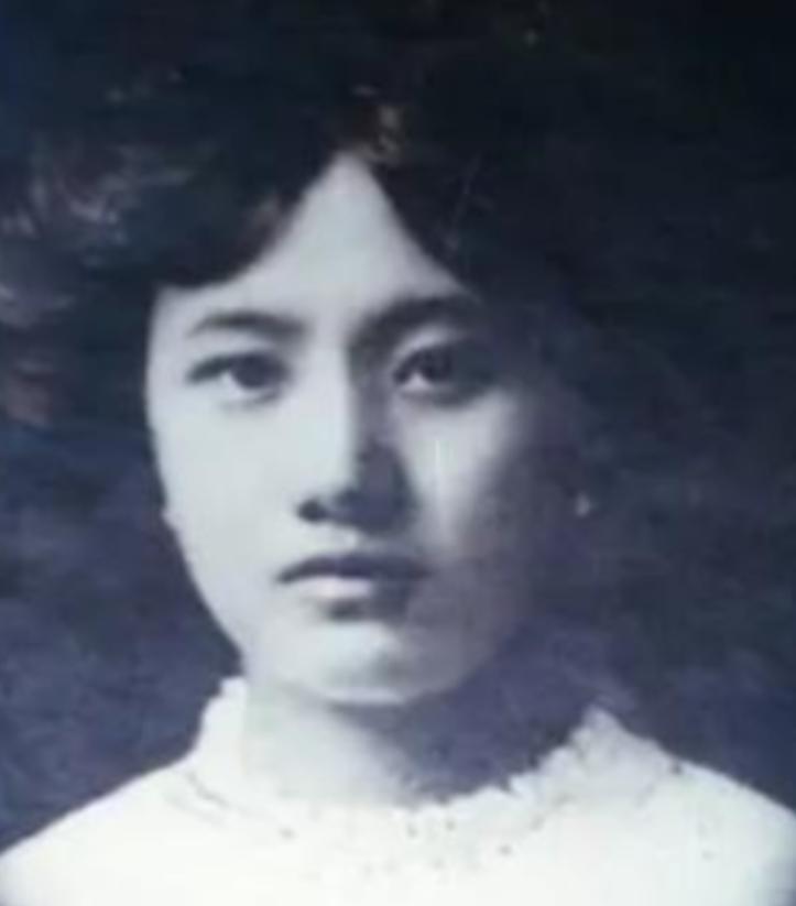 一天早晨，民国女子董竹君忽感下身不适，发现床上竟有一摊血污，吓得花容失色，伺候她