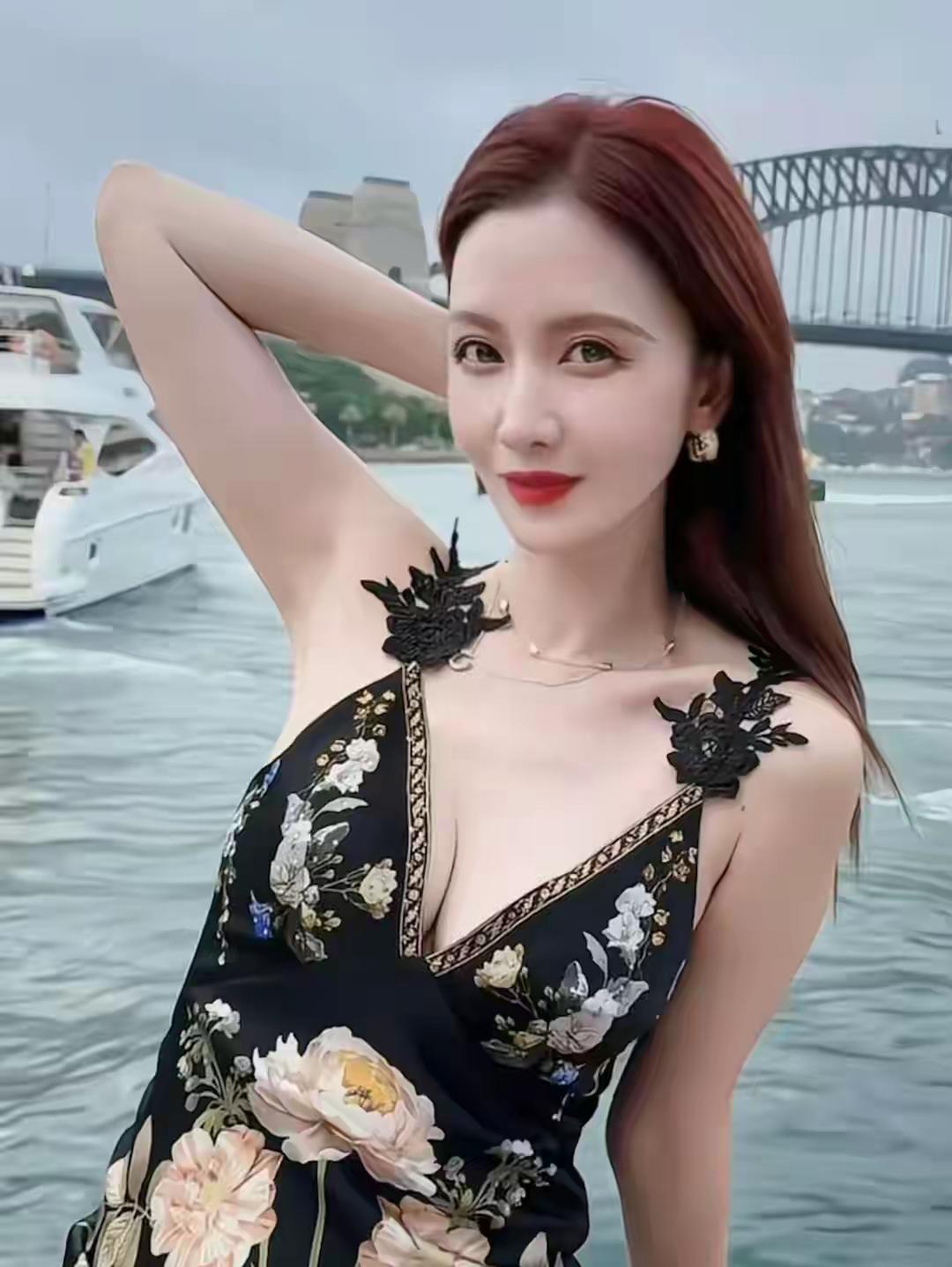 什么样的穿搭可以成为气质女神?张萌旅游美照分享张萌怎么穿搭会让人比较显温柔v