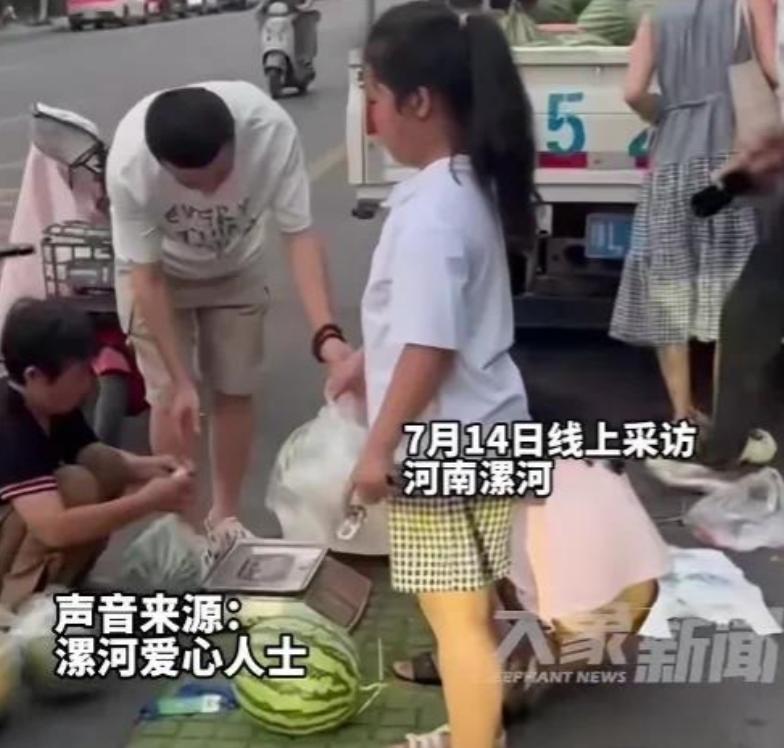 看哭了！河南漯河，一女子路过瓜摊，见烈日下9岁小姑娘在卖瓜，妈妈却躲在后面乘凉，