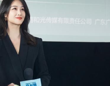 西装穿成套？2024年最土穿搭没有之一。看蓝盈莹怎么破局：硬黑西装压住肩线，软