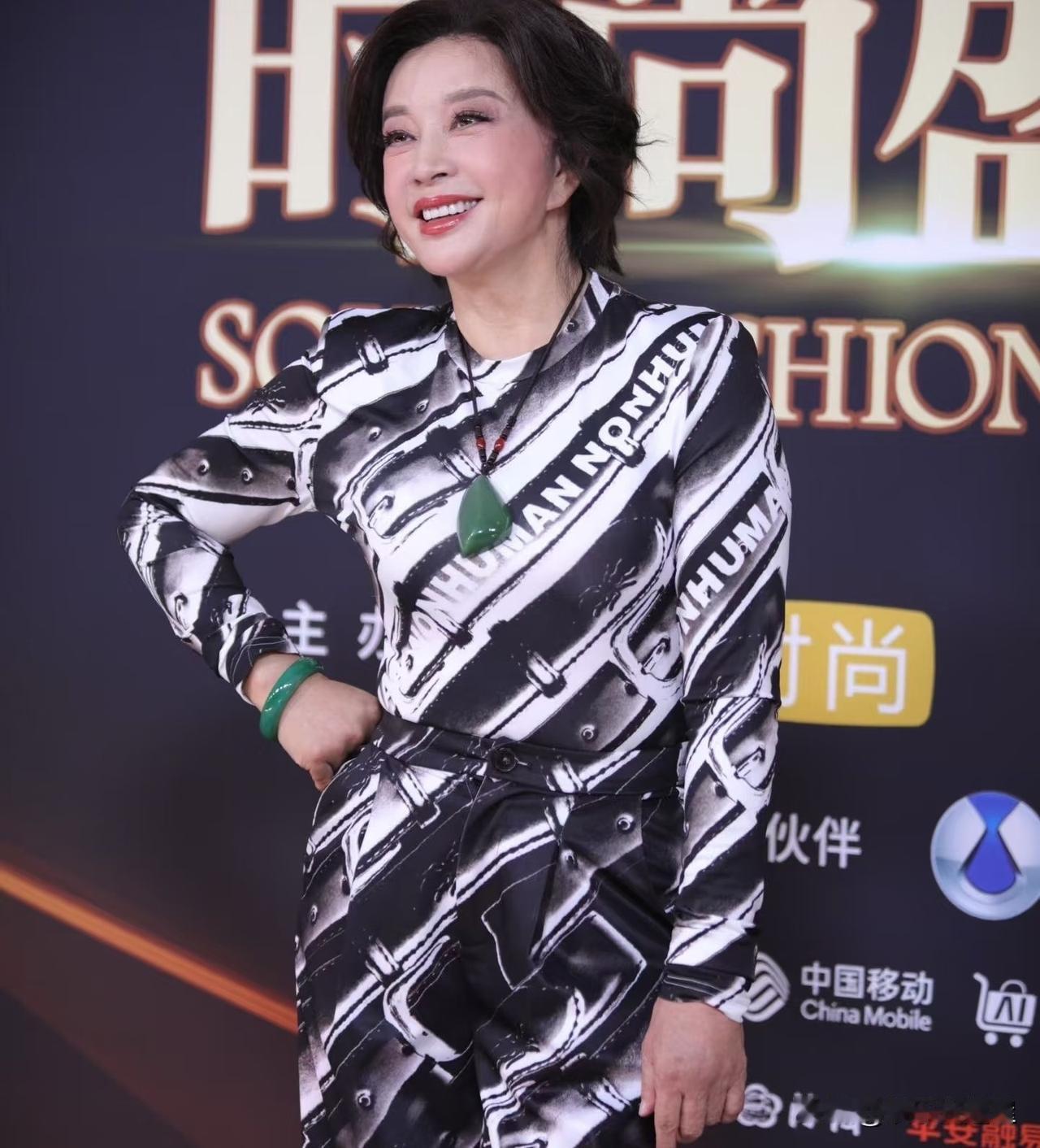 大家别在羡慕刘晓庆了，原因很简单，有一个条件，我们永远达不到，那就是比较果