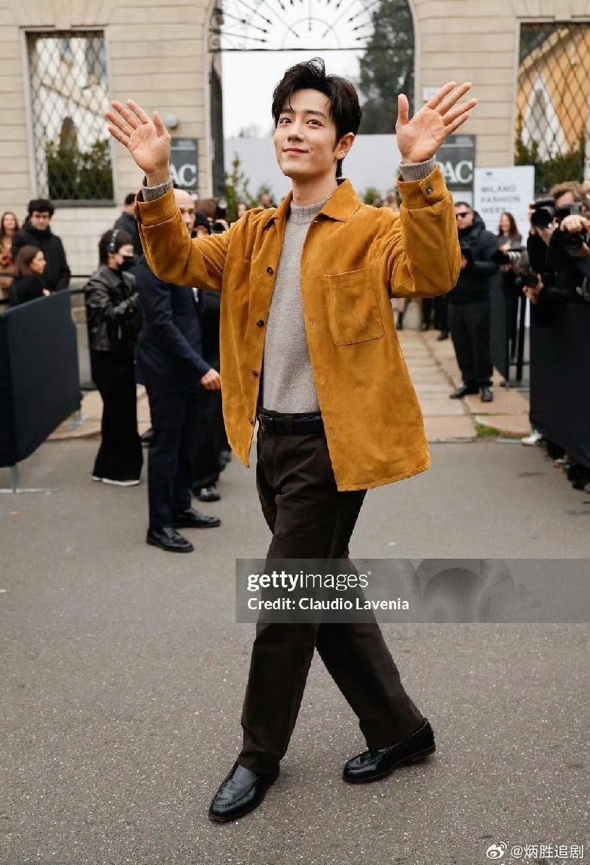 肖战看秀g社生图来了，建议哥哥下次不要摆这种pose了