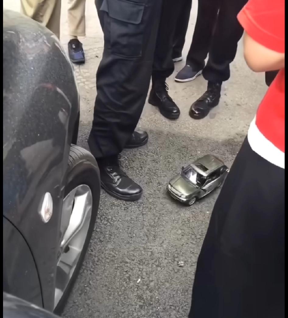 大路虎玩具车出事故了，看着情况有点严重，不报警走不了程序，小孩：我就要原来那辆