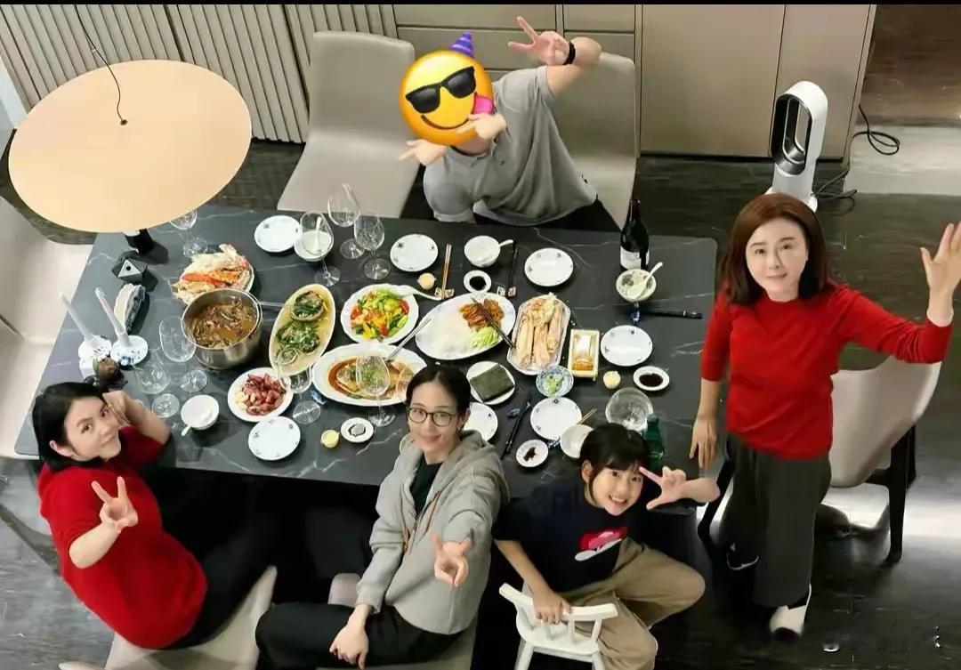 张钧甯跪地给妈妈拜年！神秘男子摸头杀曝光，姐姐带女儿回家团圆好温馨今年春晚刚