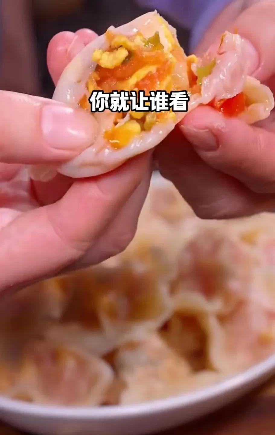 西红柿鸡蛋馅的饺子，我一直抱着怀疑和期待。没想到今天到饺子馆竟然碰上了，果断的来