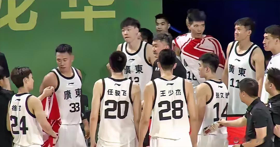 广东队战胜澳门黑熊，最大功臣不是焦泊乔，也不是杜润旺，而是他。粤澳男篮对抗赛，