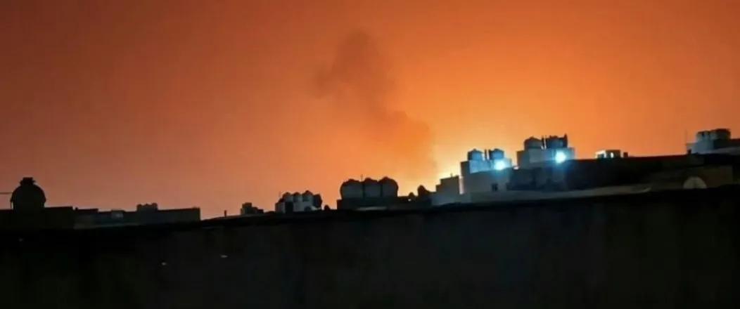 昨晚，沙特的朱拜勒工业城被多枚导弹和无人机命中，燃起的大火将夜空都给烧红了。仗