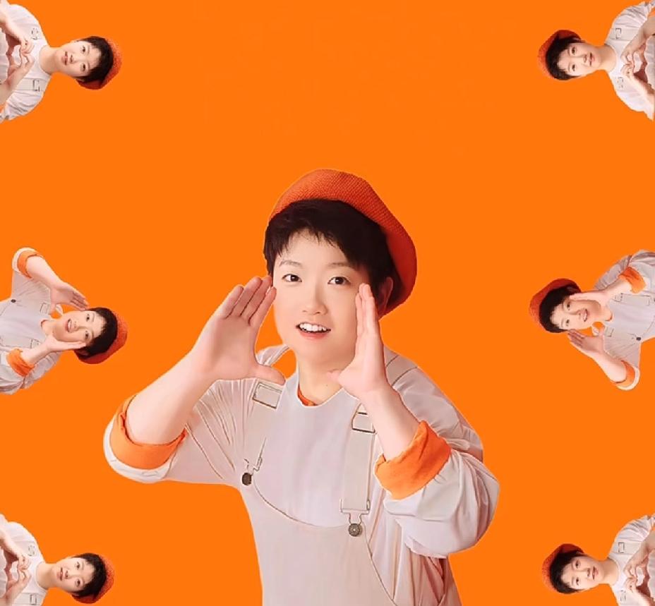 戴贝雷帽的莎莎惊现,这造型简直太可爱了。第一眼看到莎莎这个造型,以为是脆