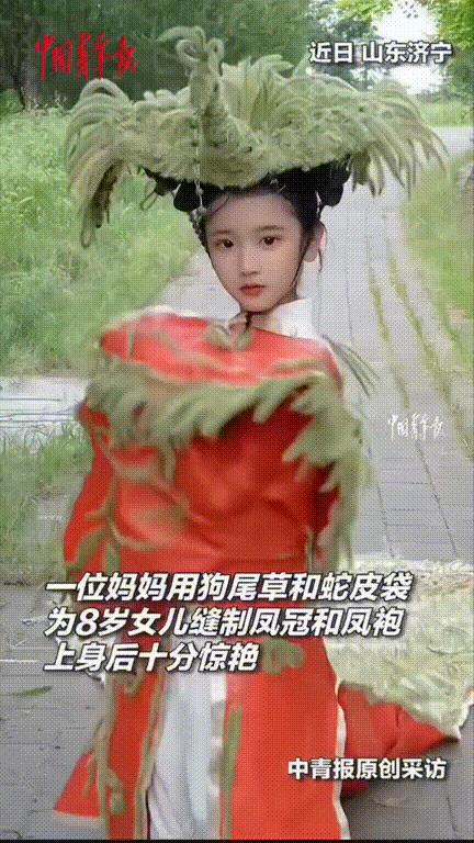 太惊艳了！山东济宁，妈妈领着女儿出去散步的时候发现路边有好多狗尾巴草，于是就采了