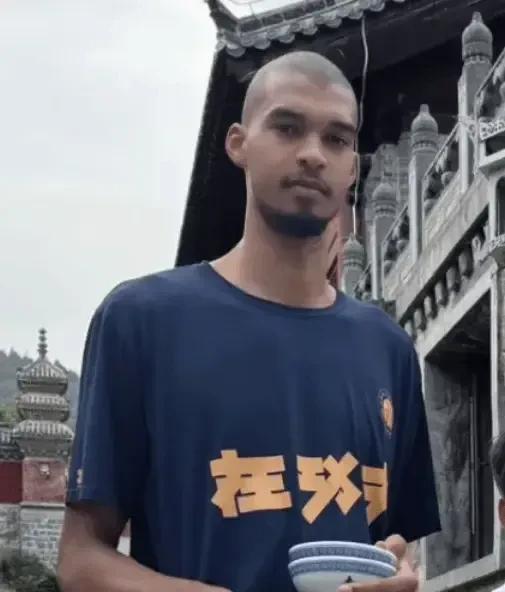 开启化缘模式。自剃度、打坐、训练和闭关之后，文班在少林寺又开始了化缘修行，而他