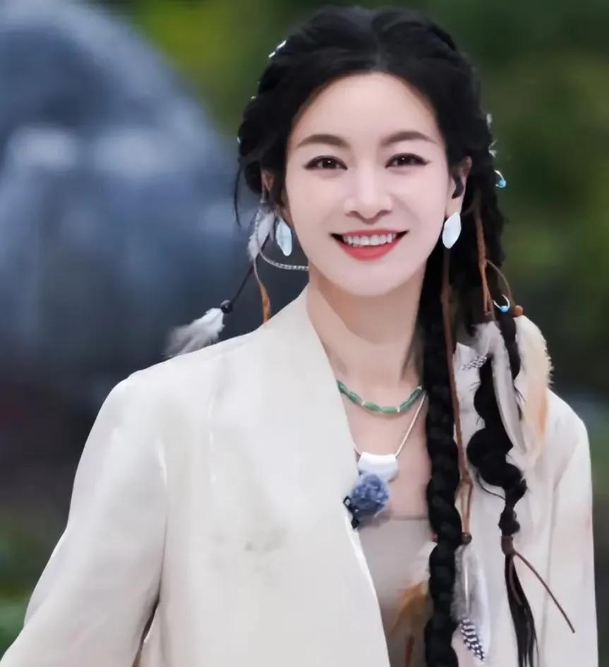 基因真是玄学一家子都是卷王竟然出了“李晟”一个这么佛系的。李晟妈妈老年大学的