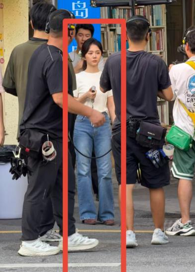 终于知道谭松韵吃亏在哪了见过她本人的都知道她其实现实中，比镜头里好看100