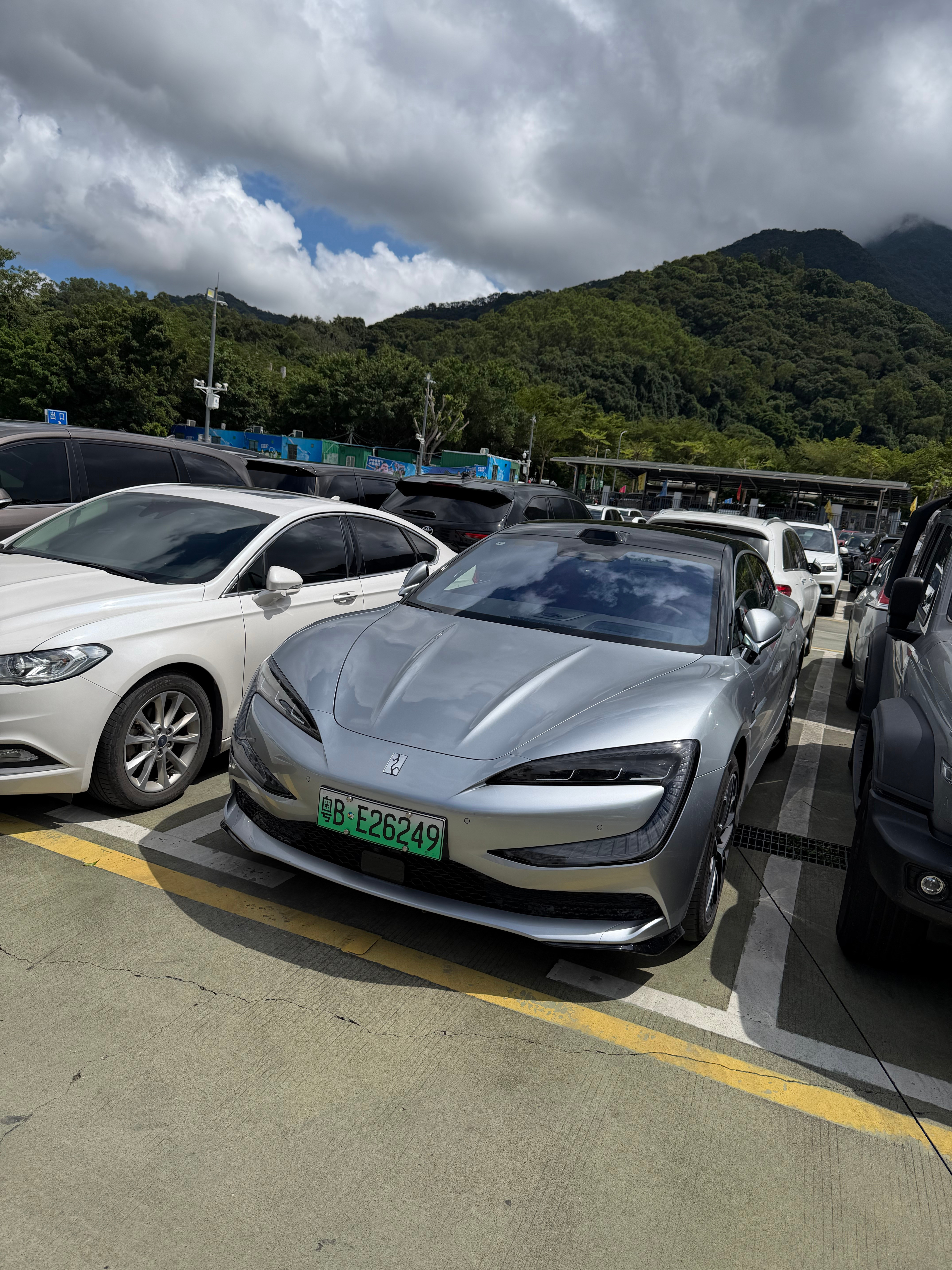 我在深圳路上第一次见这台车，足够冷门[捂脸哭]​​​