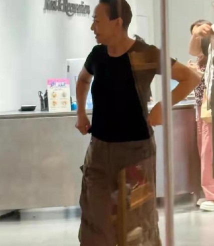 宋丹丹一家三里屯逛街,和儿媳穿同款衣服像姐妹，她怎么给人一种大佬的既视感？