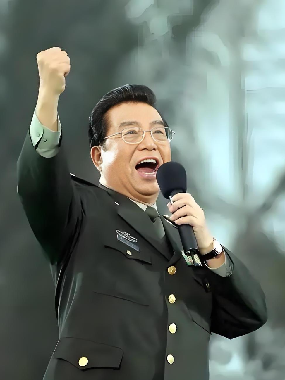 再看李双江老师如今的模样，确实让人感慨时光匆匆。想当年，他站在舞台上，一曲《再见