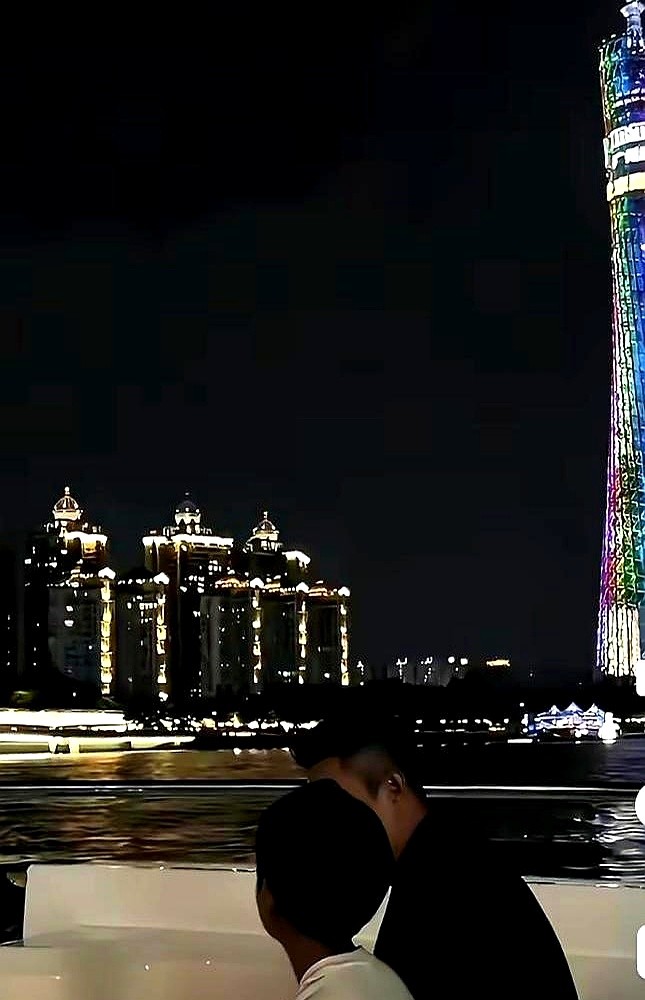 那张所谓的“全家福”，原来是P的。饭桌上，许雅钧挨着具俊晔坐，S妈在旁边夹菜，一大家子人围着一张桌子