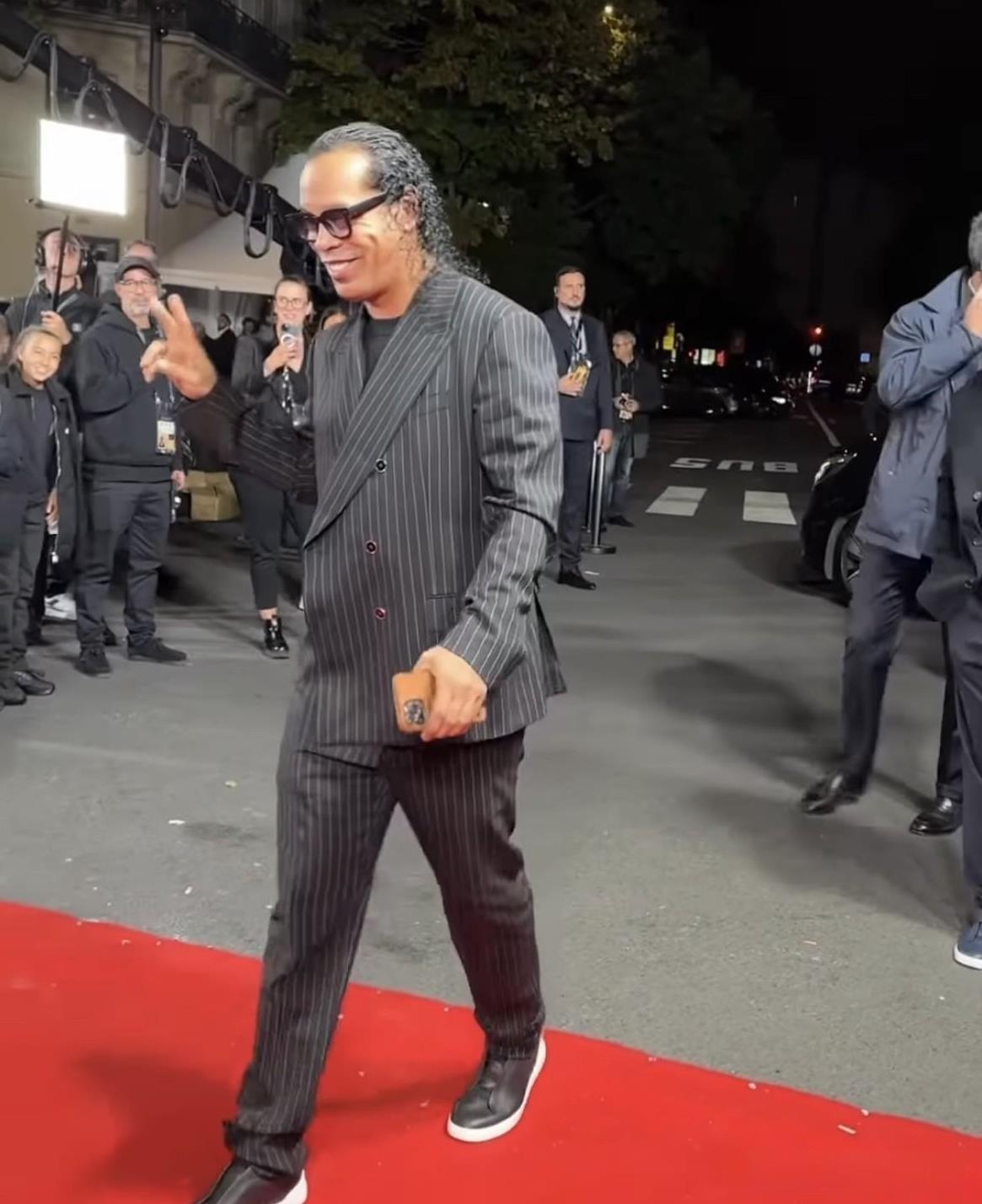 小罗这一生也是足够跌宕起伏，拿过世界足球先生、金球奖等顶级个人荣誉，也曾因违建而