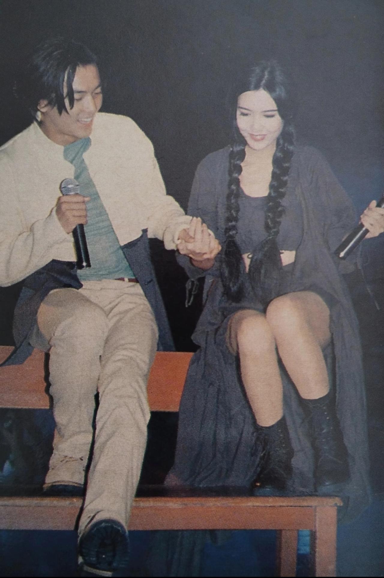 90年代，郑伊健与周慧敏同台唱歌的画面，周慧敏扎着俩麻花辫，真的很好看啊。在