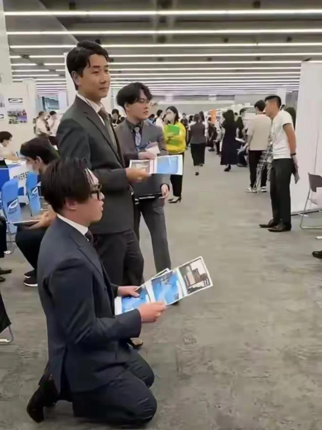 如果让法新社报道，那就是日本的就业市场非常紧张，一职难求，求职者卑微的跪在地上求