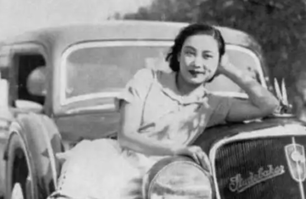 1936年，年轻貌美的叶霞弟得到了戴笠的照顾，她如愿得到了一份美差，戴笠把她安排