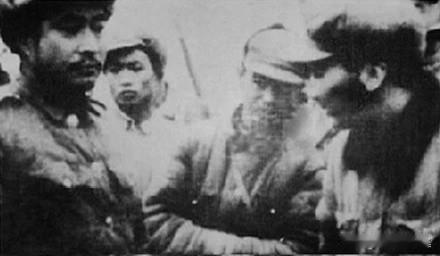1948年12月15日，双堆集战役结束后，刘昌毅（右一）和战俘黄维（左一）碰面握