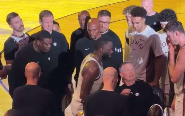 勇士更衣室最可怕的，不是格林摔碎了战术板。是库里说完“共同成长”后，全队的沉默