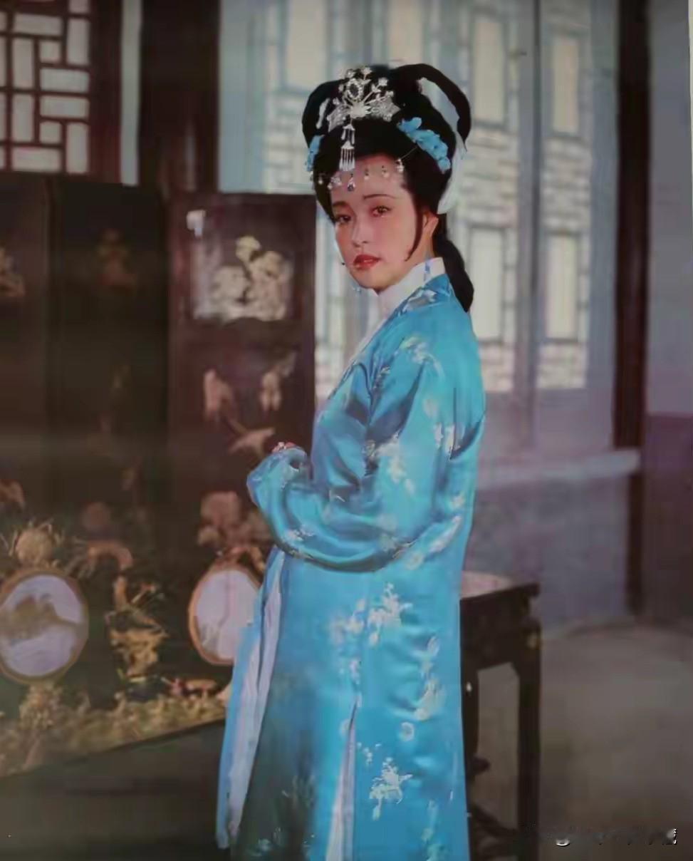 刘晓庆这王熙凤扮相是有骨子恨辣劲，也很漂亮，但是这身段太肥了，而且这时候她也不显