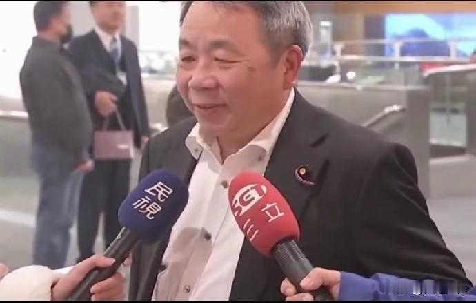 石平窜访台湾，爱国人士举着“汉奸”的牌子要与石平理论，记者问石平有没有害怕？石平