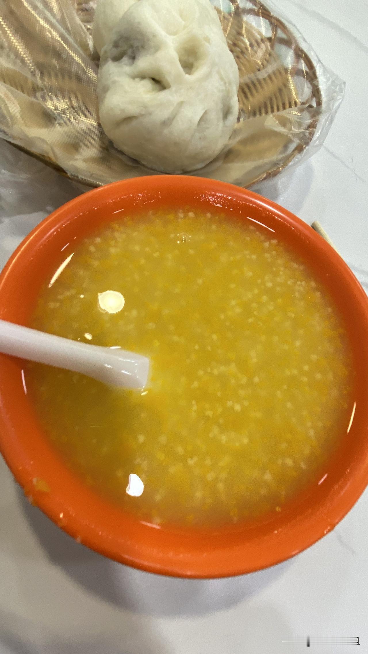 我的一日三餐。早上睡过了来不及做早饭，到工地旁边的早餐店，喝了一碗南瓜粥三