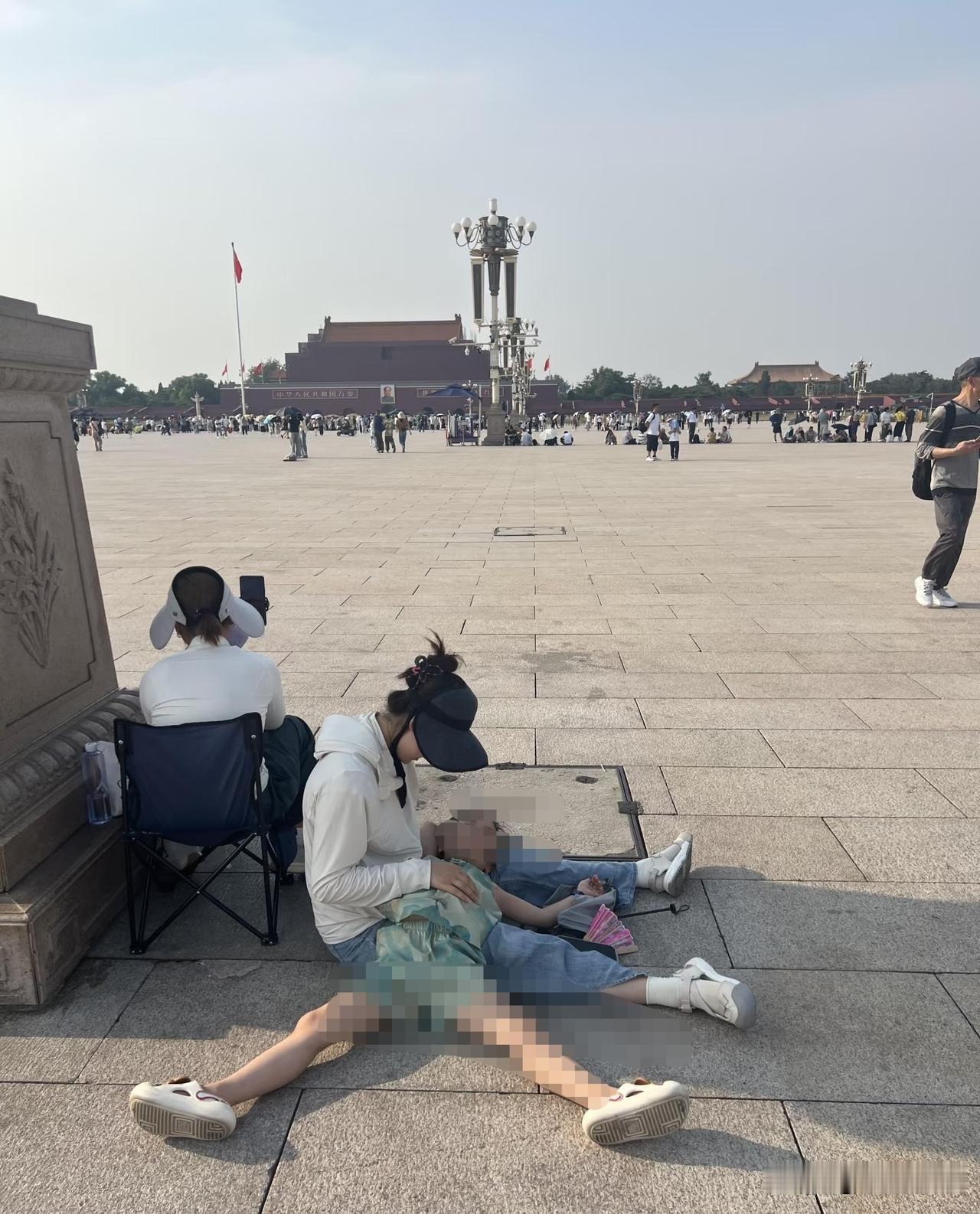 带孩子暑假北京旅游太难了。这天热的像蒸笼，哪哪景点都人山人海，住的贵，吃的贵