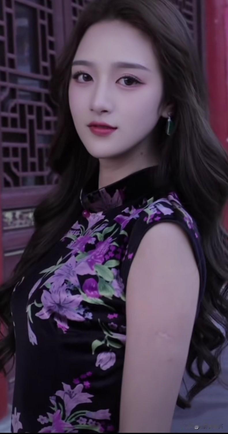 天色微明，旗袍美人若思。